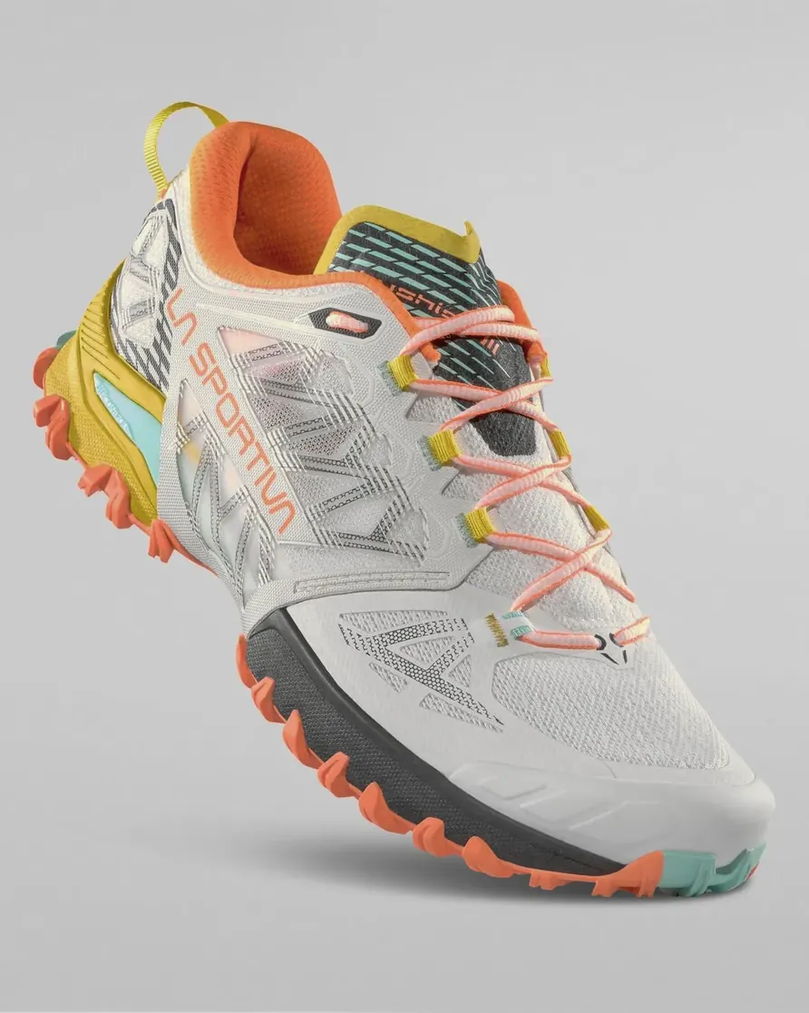 Трейловый кроссовок La Sportiva на светлом фоне