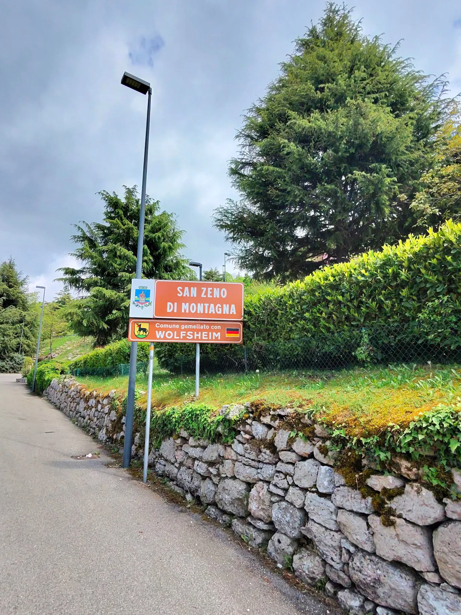 Знак San Zeno di Montagna у каменной стены