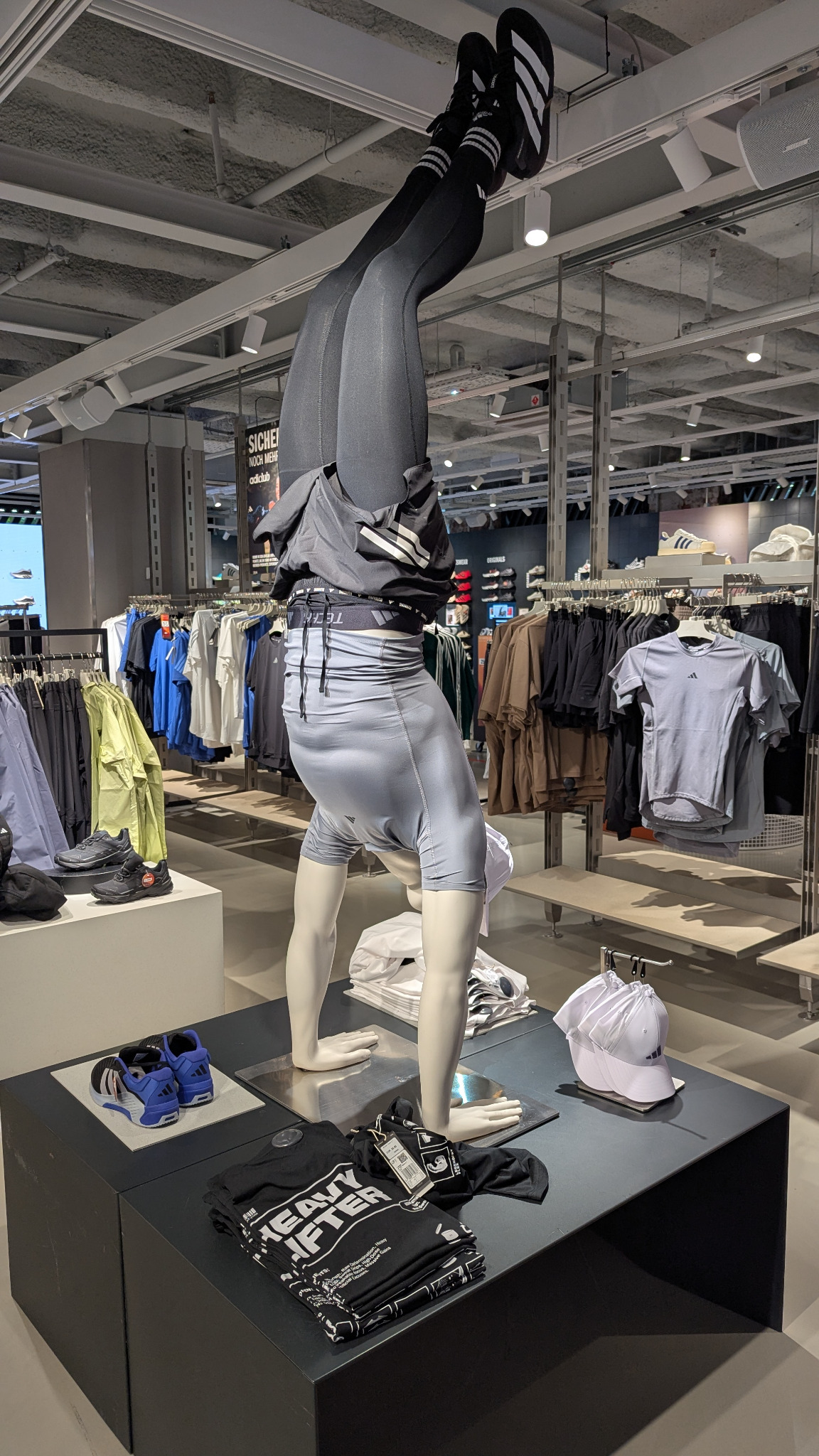 Манекен в стойке на руках в магазине adidas